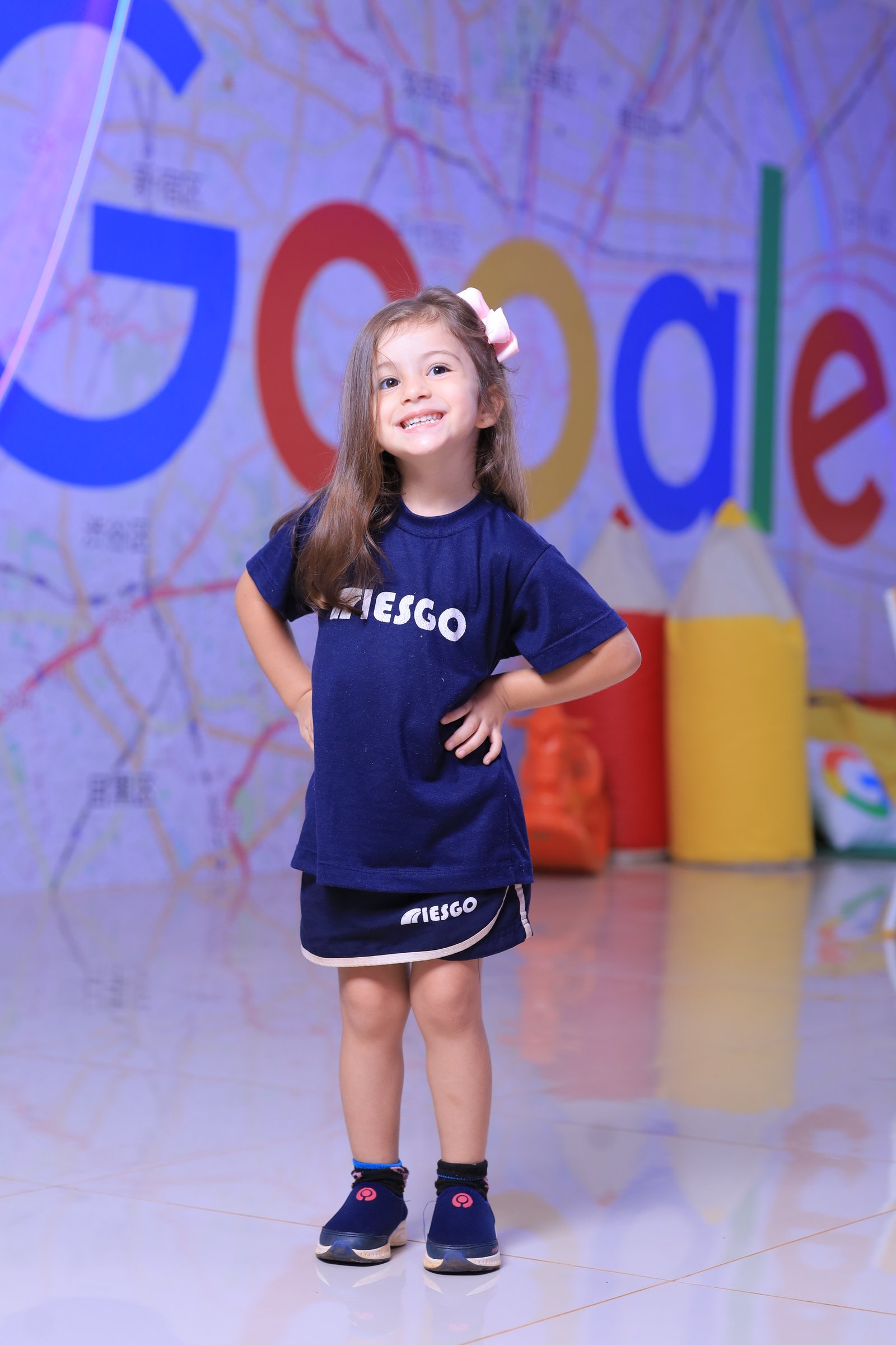 Criança da Educação Infantil sorrindo com o uniforme do Colégio Iesgo